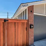 Modern 1-Bedroom Home In A Prime La Location