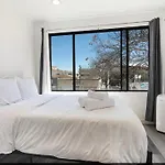 Beautiful 3 Bedroom Apartment Beverly Hills Adj