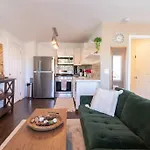 Hollywood Glamour: Studio Gem With Cityscape Vibes
