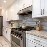 Luxury 3Br House W/ Jacuzzi & Big Backyard!