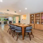 Luxury 3Br House W/ Jacuzzi & Big Backyard!