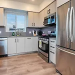 Chic And Elegant 2-Bedroom Haven W/ Roof Deck
