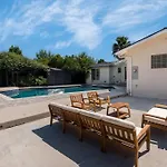 Luxurious 4-Bedroom Home With Pool & Jacuzzi!