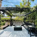 Charming Duplex Home In Sherman Oaks