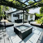 Charming Duplex Home In Sherman Oaks