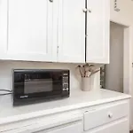 Serenity In The City: 2Br Apartment W/ Hot Tub