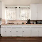 Serenity In The City: 2Br Apartment W/ Hot Tub