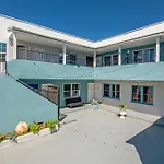 Beautiful 3 Bedroom Apartment Beverly Hills Adj