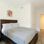 Stylish 3Bed Highrise With Pool, Spa, Rooftop Deck