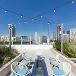 Stylish 3Bed Highrise With Pool, Spa, Rooftop Deck