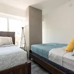 Sleeps 9 Three Bedroom Heart Of Downtown Los Angeles