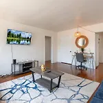 Comfy 1 Bedroom Apartment W/ Hot Tub - Sleeps 4