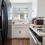 Comfy 1 Bedroom Apartment W/ Hot Tub - Sleeps 4