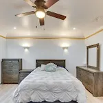 Upscale Los Angeles Retreat With Patio And Bbq Grill!
