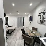 2Br Hollywood Townhouse