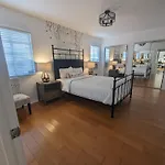 3 Bedroom + Near Venice Beach + Redecorated + Nice Backyard With Bbq