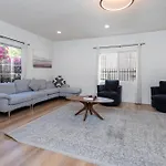 Modern 1Bd Apartment In Prime Location
