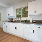 Modern 1Bd Apartment In Prime Location