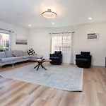 Modern 1Bd Apartment In Prime Location