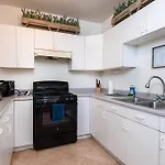 Luxe Apartment In Beverly Hills Sleeps 6