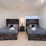 Luxe Apartment In Beverly Hills Sleeps 6