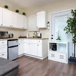 Serene 1Br House: Explore La\'S Best
