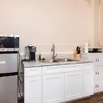 Lavish 2-Bedroom Apartment In La!