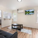 Spacious 2-Bedroom In Lively La