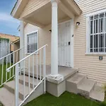 Spacious 2-Bedroom In Lively La