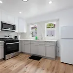 Spacious 2-Bedroom In Lively La