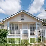 Spacious 2-Bedroom In Lively La