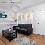 Spacious 1 Bedroom In La Sleeps 4