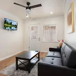 Exposition Park Apt Sleeps 4