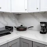 Exposition Park Apt Sleeps 4