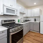 Exposition Park Apt Sleeps 4