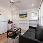 Spacious 1 Bedroom In La Sleeps 4