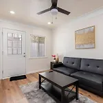 Exposition Park Apt Sleeps 4
