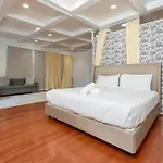 1Br With Private Backyard And Big Couch In Van Nuys