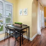 Chic And Modern 4-Bedroom Apt In Prime La Location