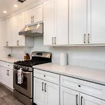 Luxe Spacious Home In Tarzana