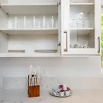 Luxe Spacious Home In Tarzana