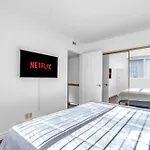 Cozy 2 Bedroom & 2 Bathrooms Apartment By Beverly Hills With Free Parking