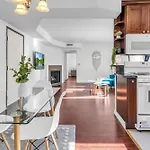 Cozy 2 Bedroom & 2 Bathrooms Apartment By Beverly Hills With Free Parking