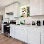 Modern And Spacious Home Near La Attractions Sleeps 10