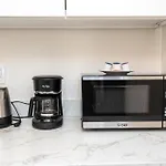 Modern And Spacious Home Near La Attractions Sleeps 10