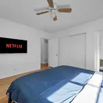 Prime Location 2 Bedroom And 2 Bathroom Retreat In Beverly Hills With Free Parking
