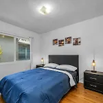 Prime Location 2 Bedroom And 2 Bathroom Retreat In Beverly Hills With Free Parking