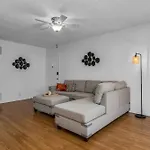 Prime Location 2 Bedroom And 2 Bathroom Retreat In Beverly Hills With Free Parking