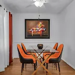 Prime Location 2 Bedroom And 2 Bathroom Retreat In Beverly Hills With Free Parking