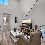Modern 1-Bedroom Loft In Hollywood With Parking, Wifi & Hollywood Sign View
